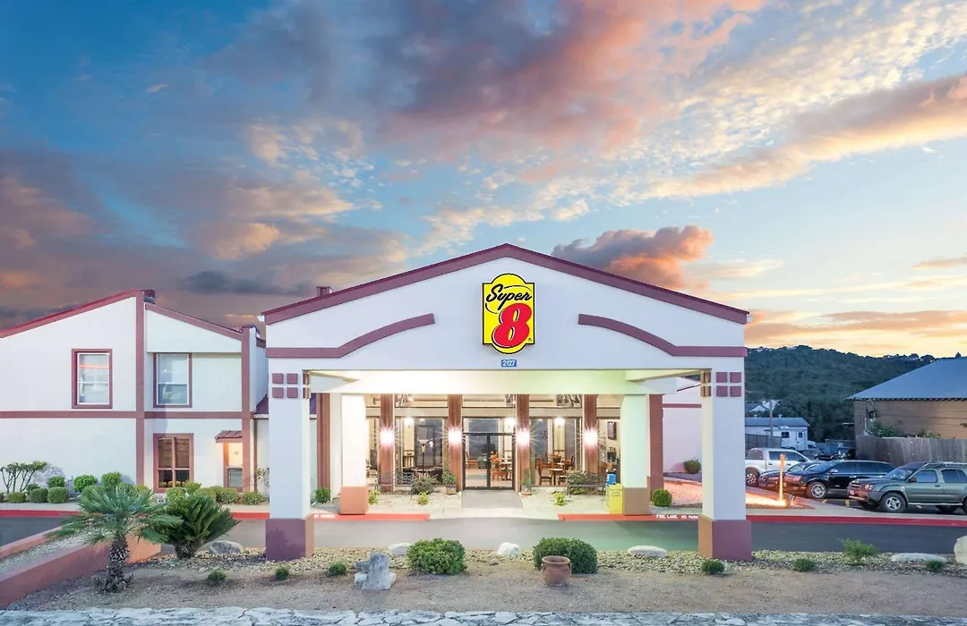 Super 8 By Wyndham Kerrville Tx-1