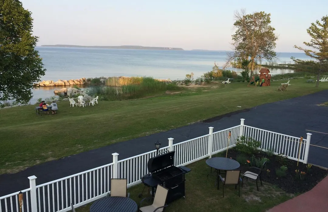 Baymont By Wyndham St. Ignace Lakefront-1