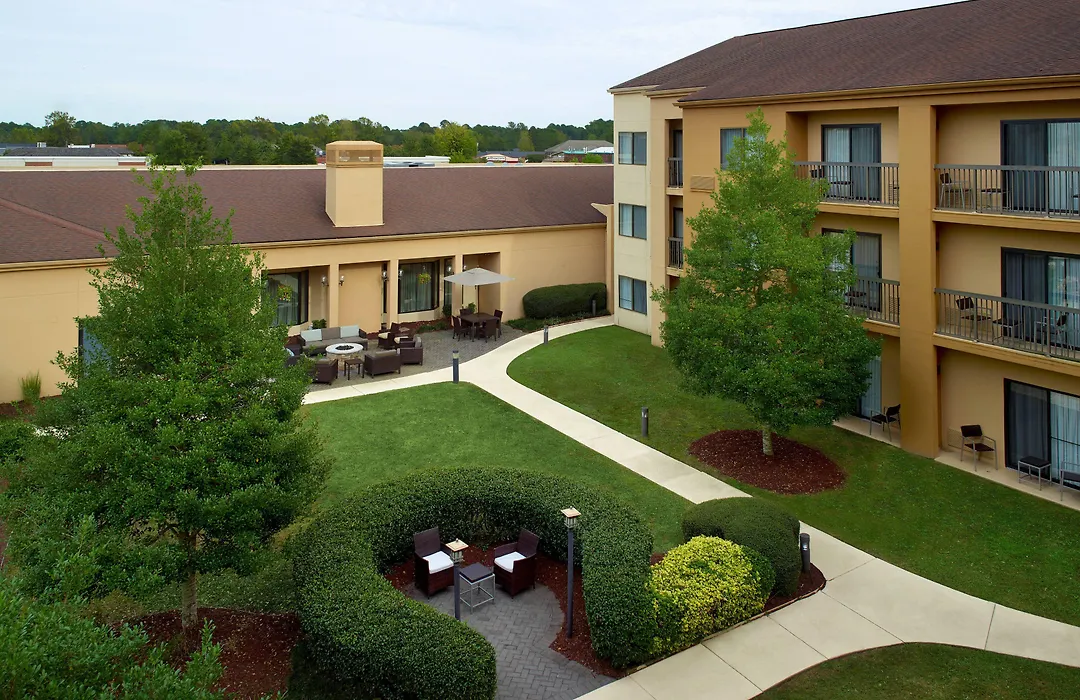 Courtyard By Marriott Fayetteville-1