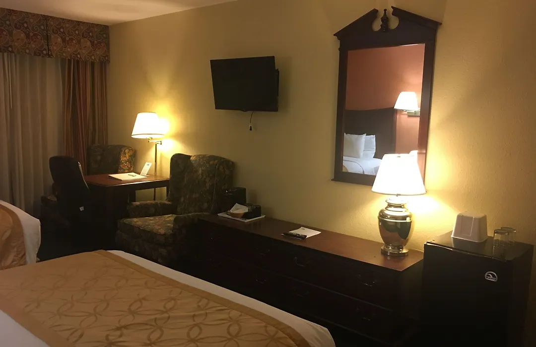 Days Inn & Suites By Wyndham Red Rock-Gallup-1