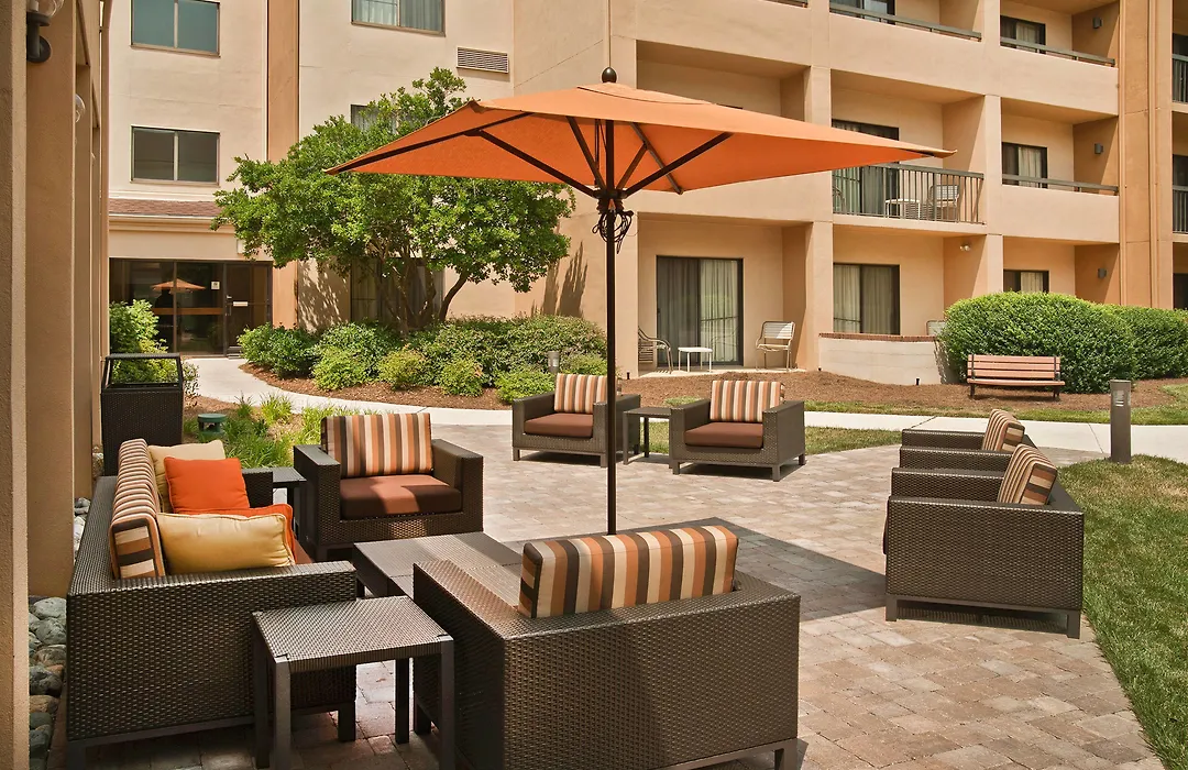 Courtyard Charlotte Southpark-1