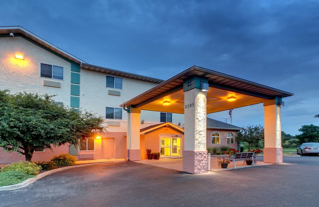 Baymont By Wyndham Galesburg-1