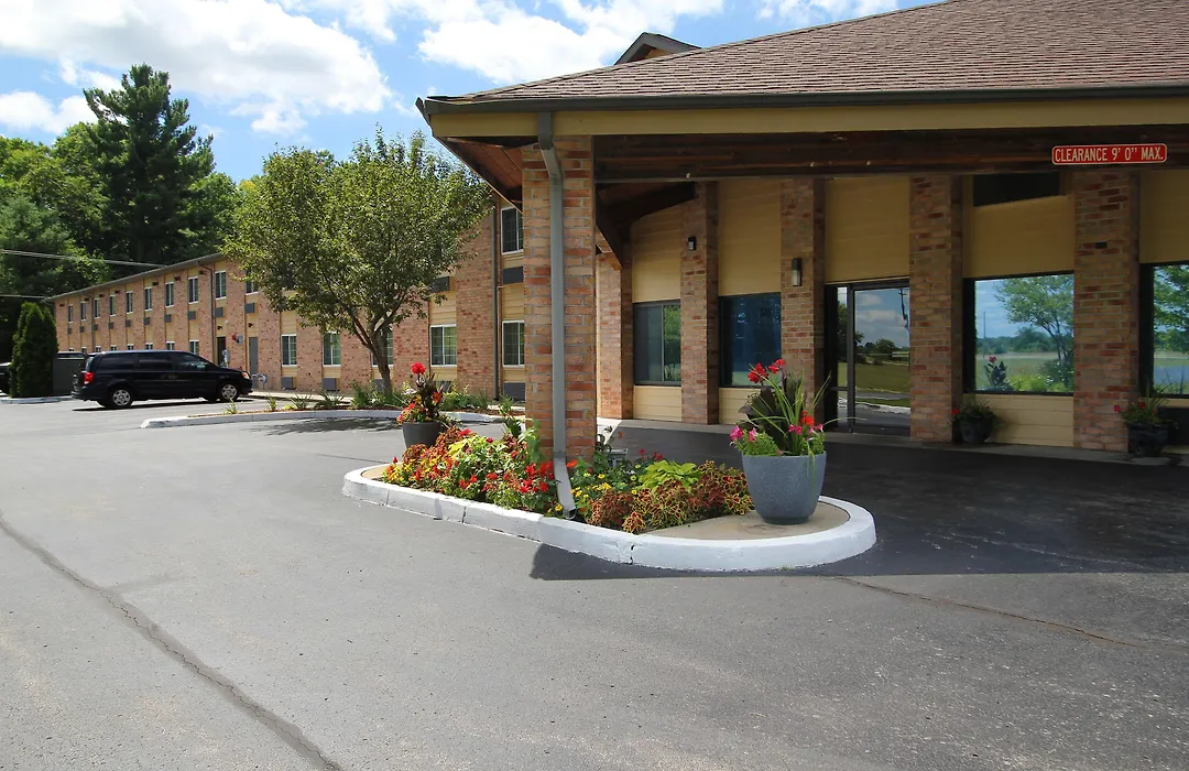 Baymont By Wyndham Muskegon-1