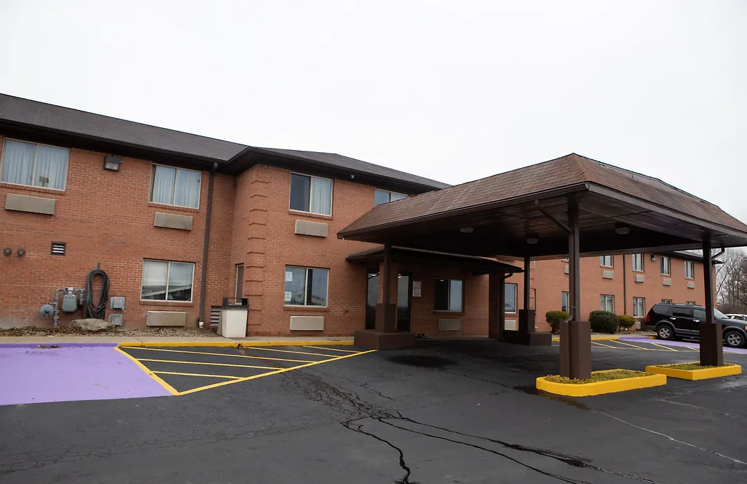 Super 8 By Wyndham Fairmont-1
