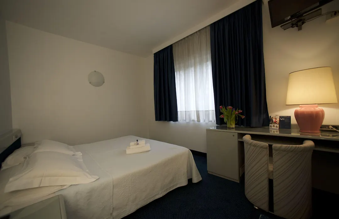 Club Hotel-1