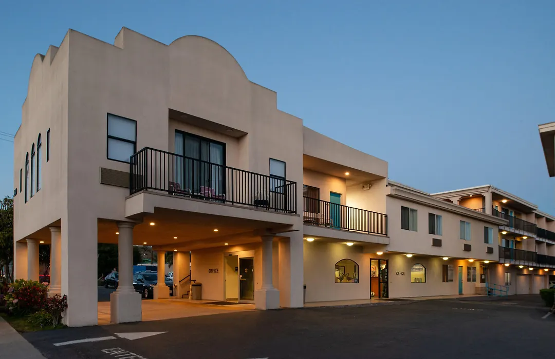 Edgewater Inn And Suites-1