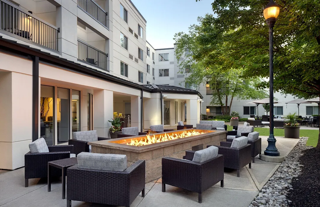 Courtyard Edison Woodbridge-1