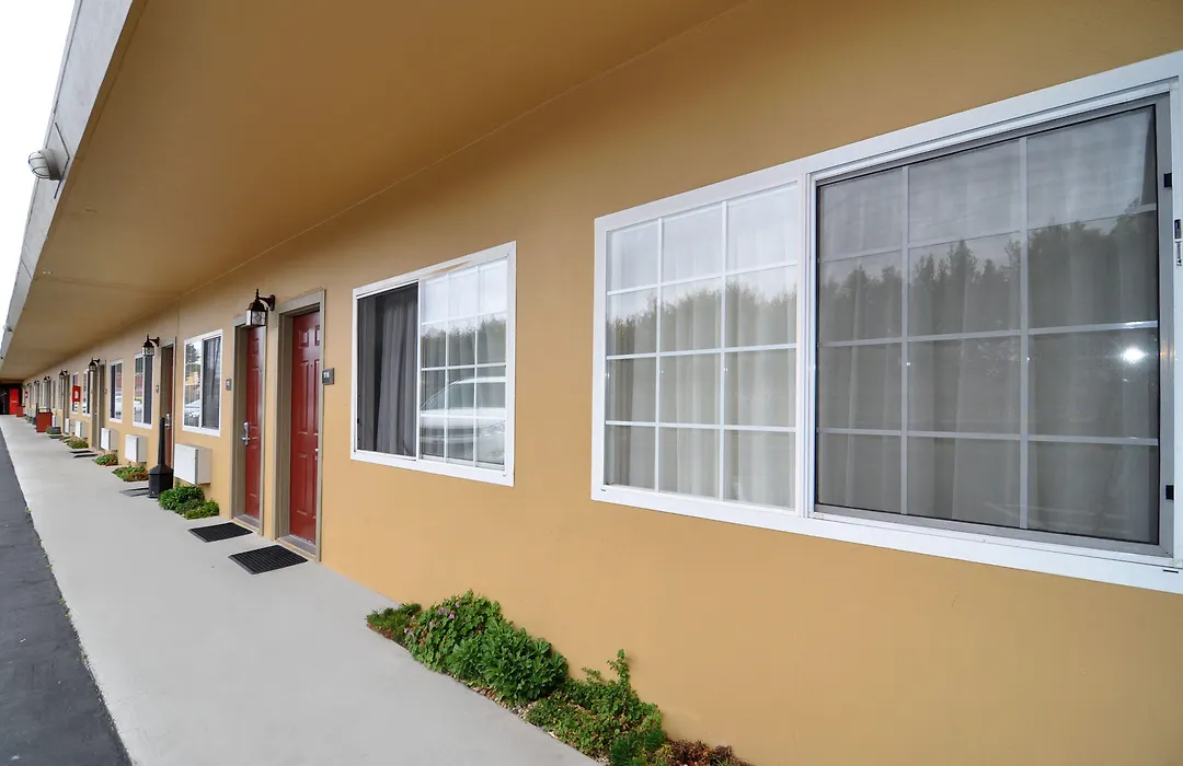 Super 8 By Wyndham Monterey-1