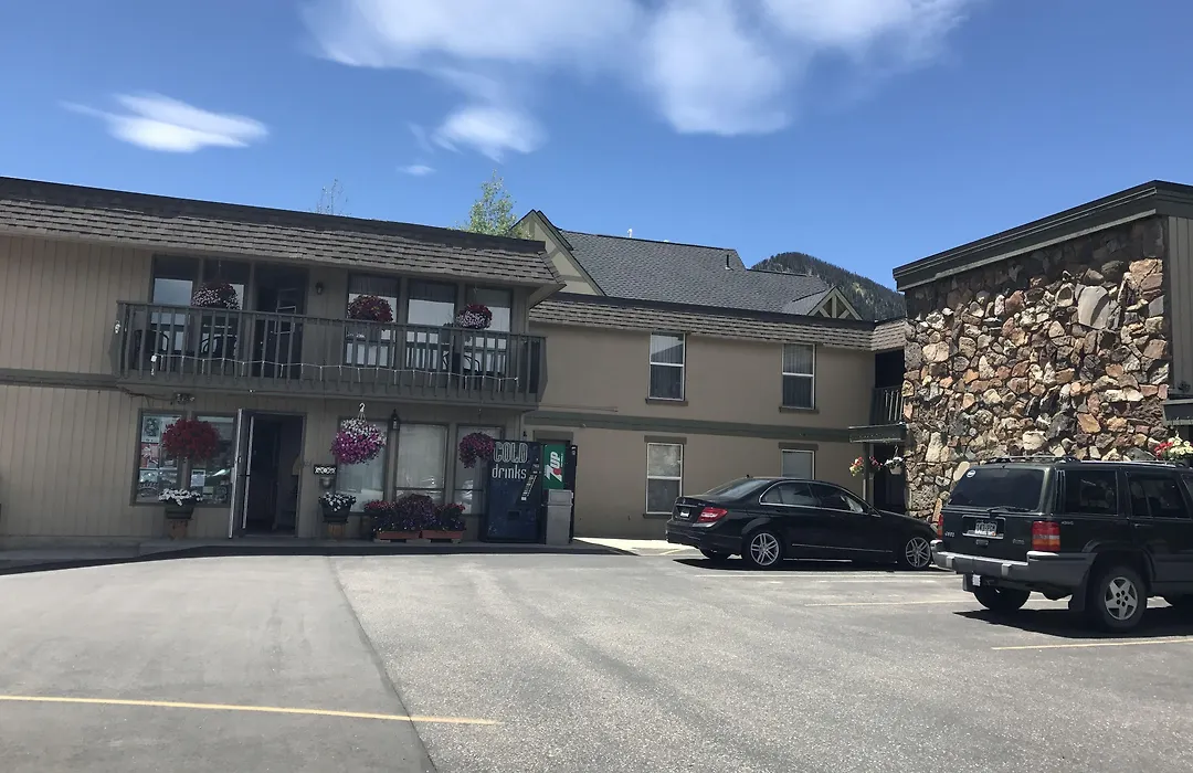 Snowshoe Motel-1