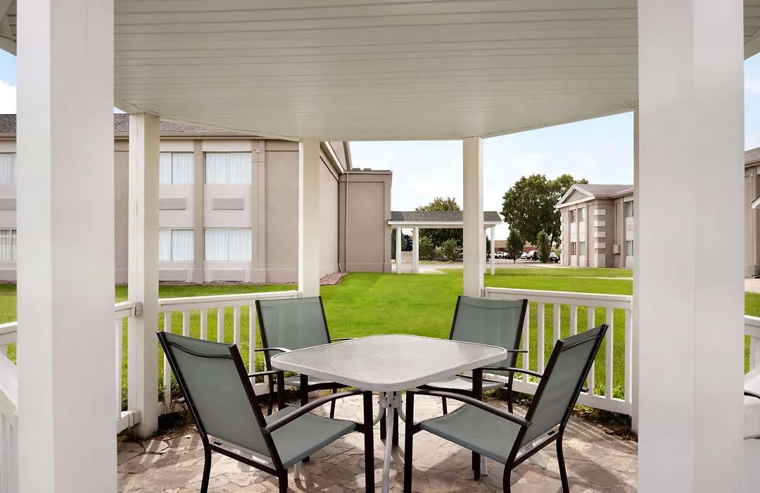 Super 8 By Wyndham Des Moines-1
