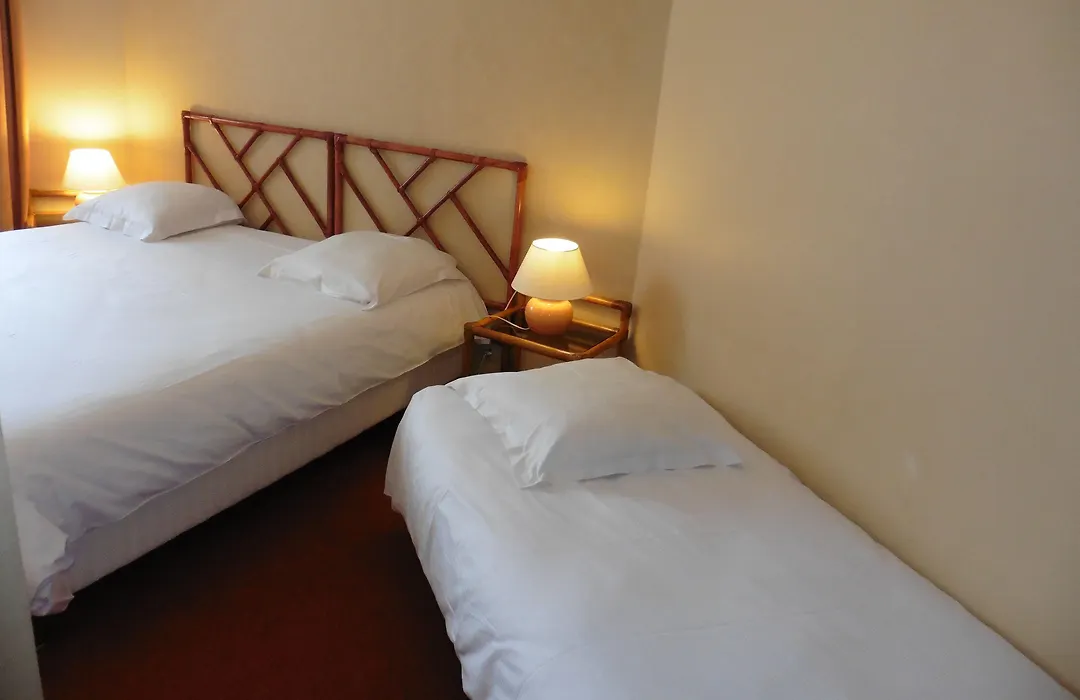 Hôtel de l'Orme, Akena-1