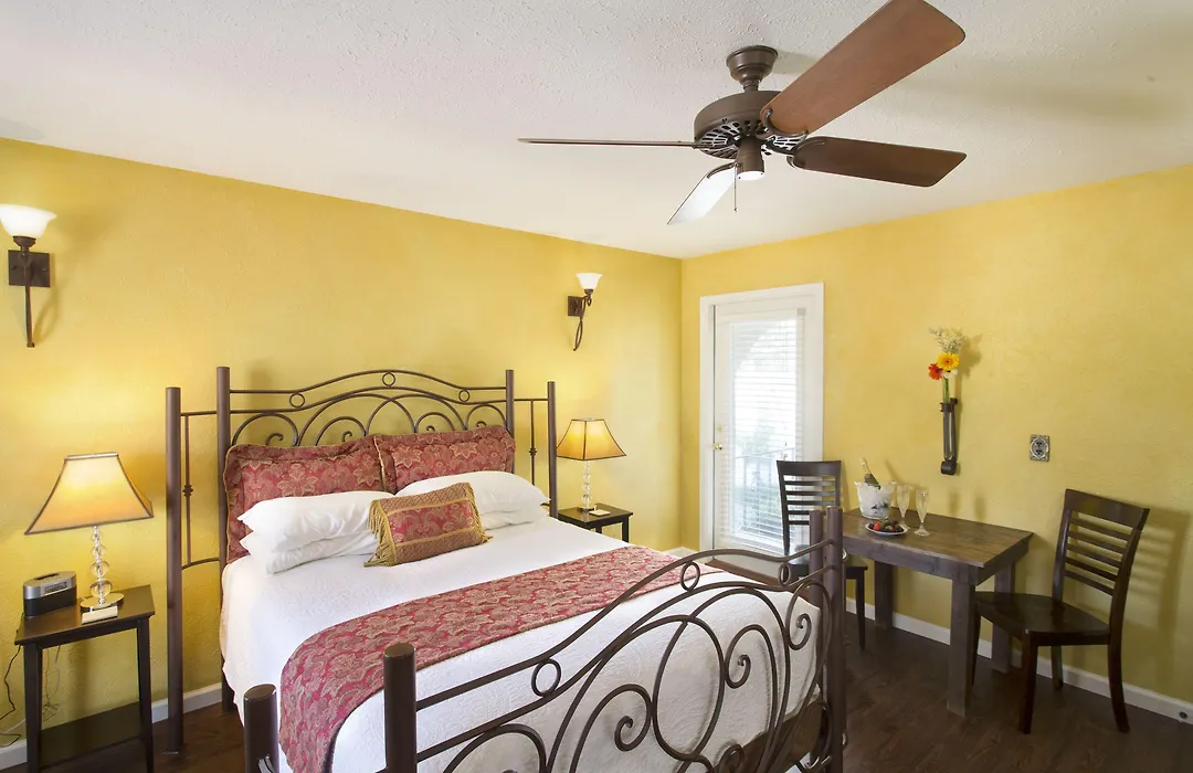 Lakehouse Bed And Breakfast-1