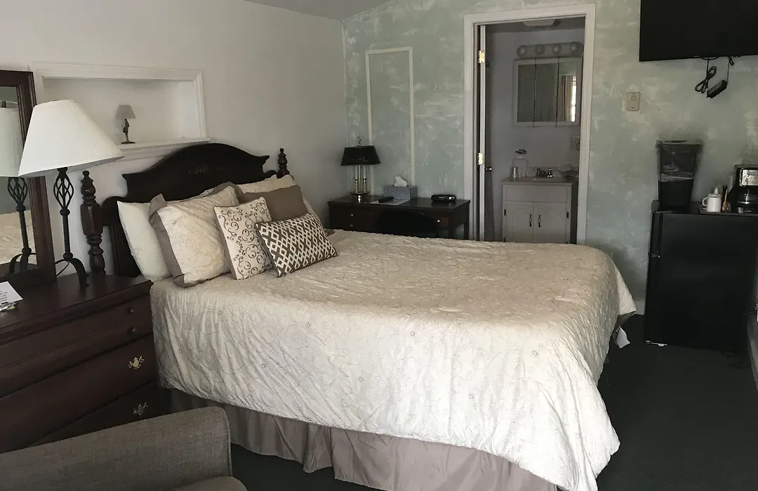 Longhouse Lodge Motel-1