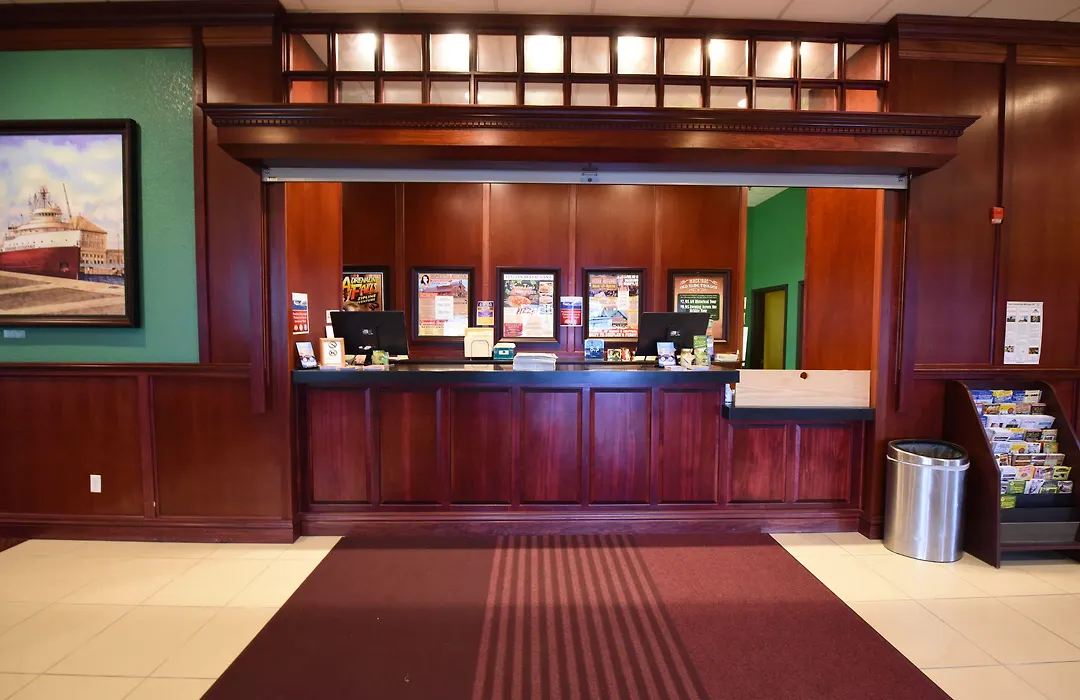 Mackinaw Beach And Bay Inn & Suites-1