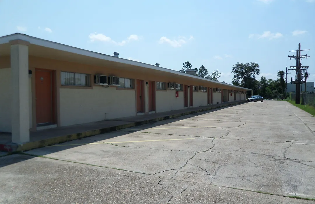 Deluxe Inn Motel-1