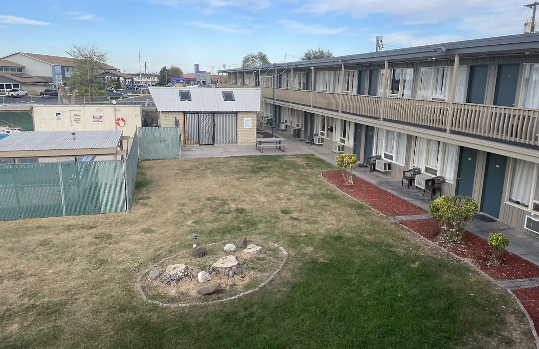 Motel Oasis-1