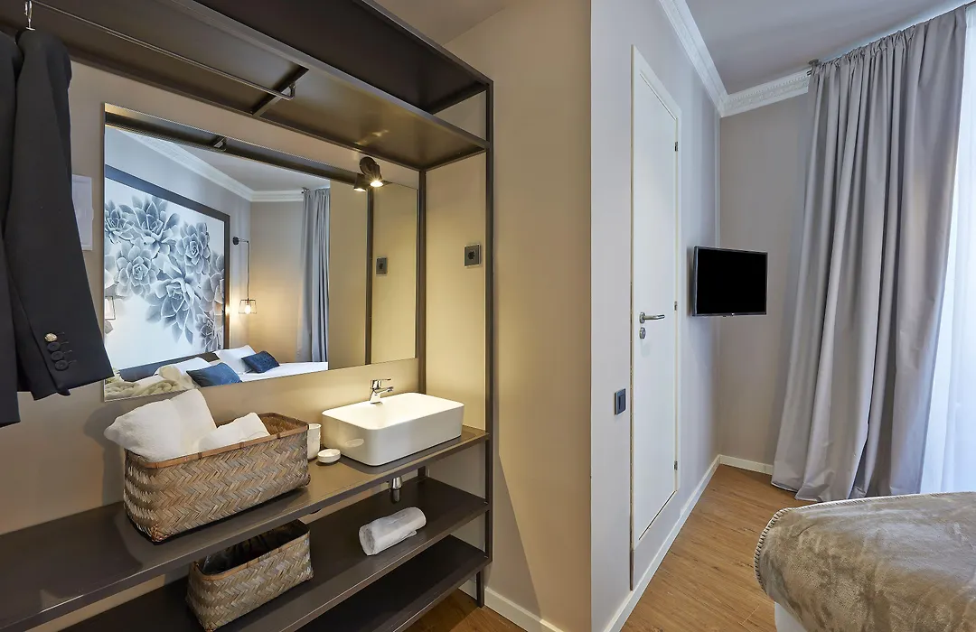 Hostal Central Barcelona-1