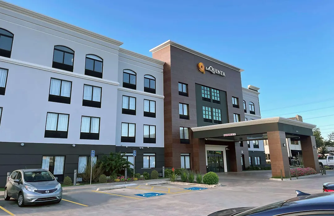La Quinta Inn & Suites By Wyndham Tulsa Midtown-1