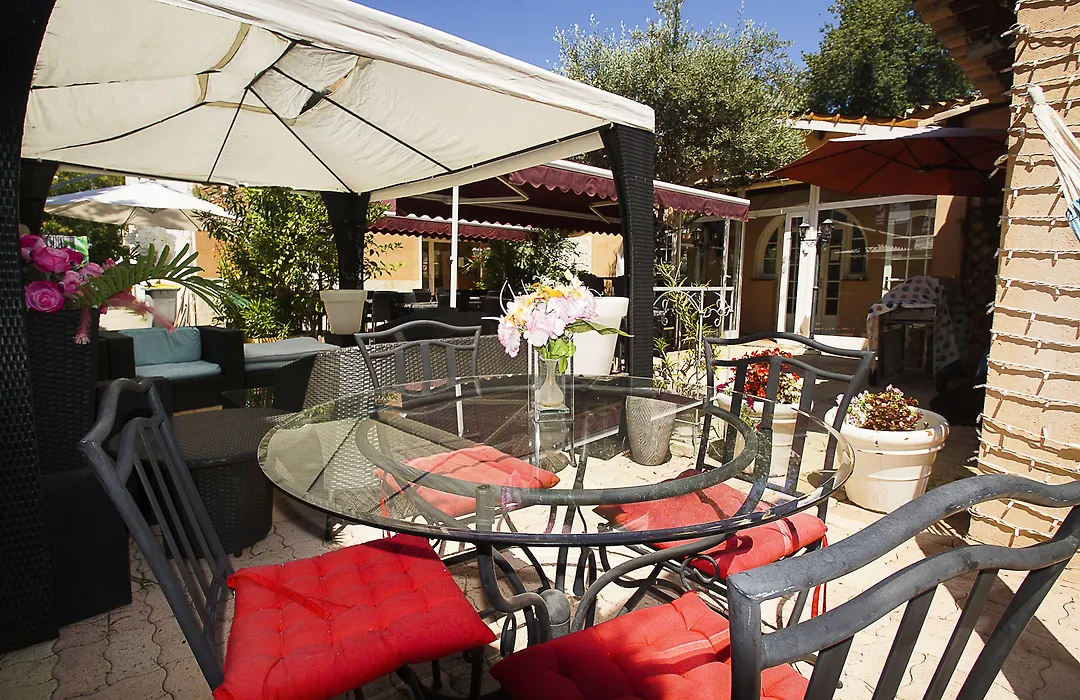 Hôtel Le Derby terrasse et parking-1