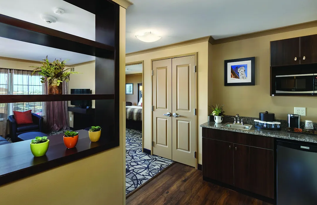 Clubhouse Hotel & Suites Fargo-1