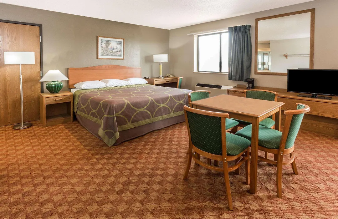 Super 8 By Wyndham St. Charles-1