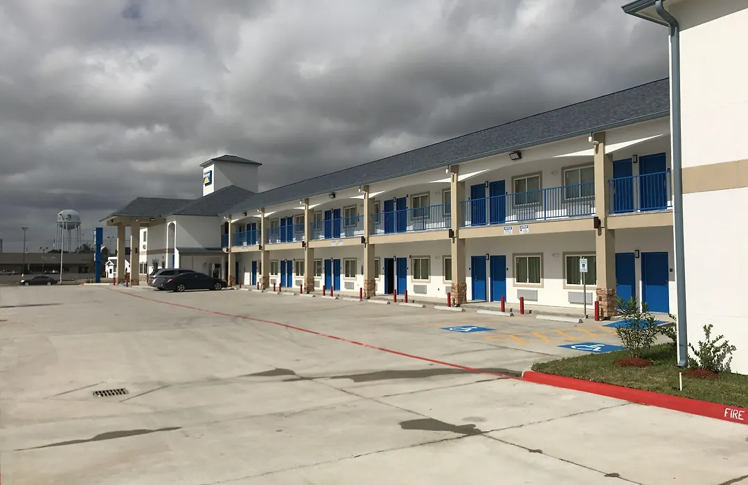 Deluxe Inn & Suites - Baytown-1