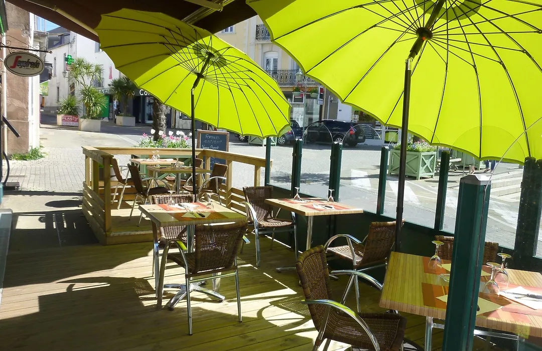 Logis Hotel Le Chêne Vert-1
