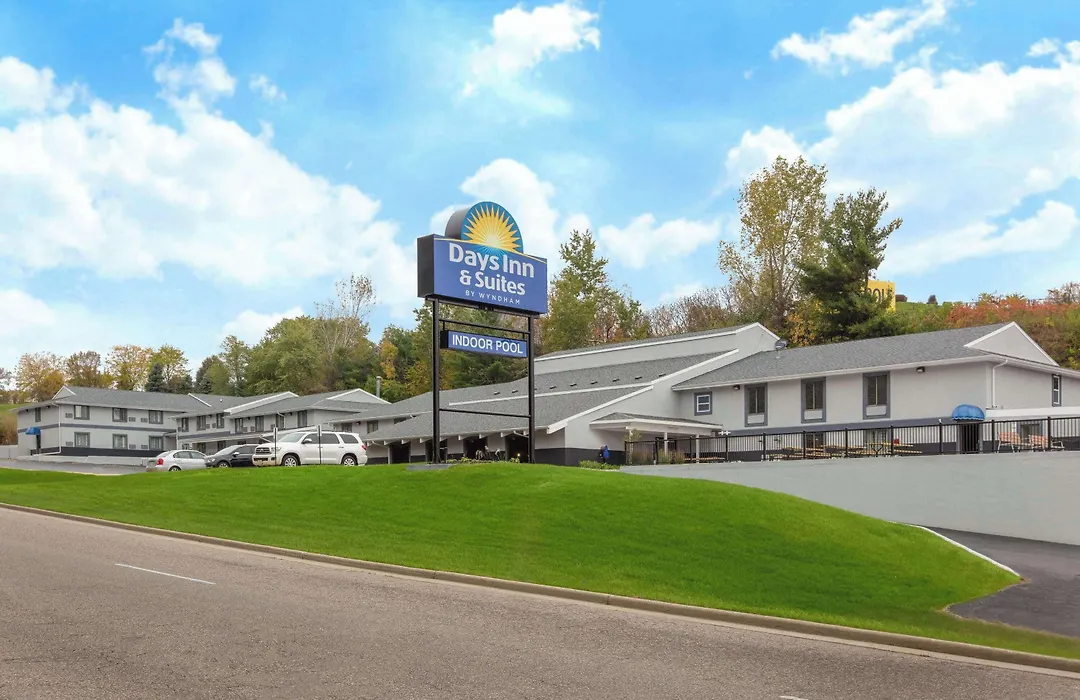 Days Inn & Suites By Wyndham Wisconsin Dells-1