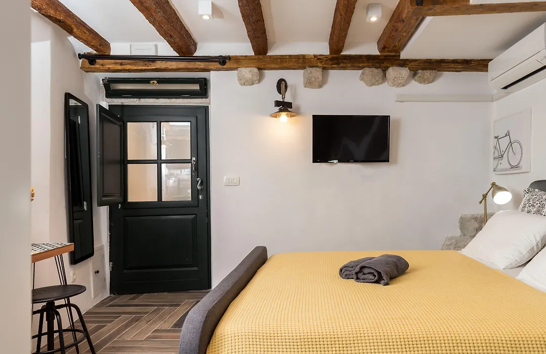 Private Accomodation Linda-1