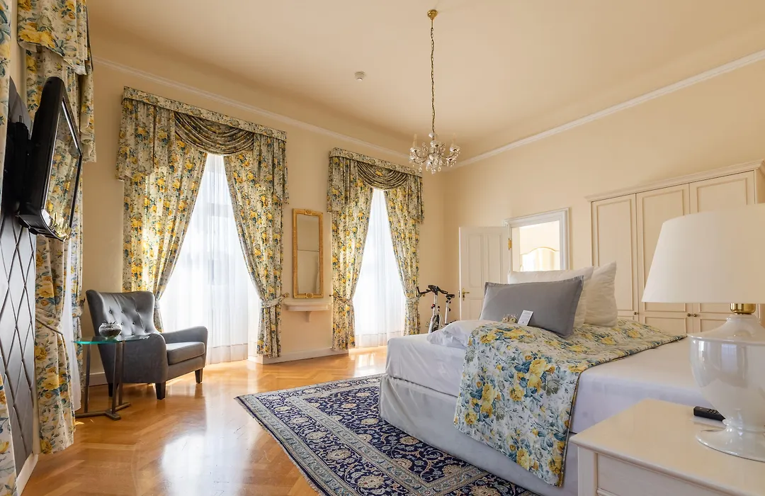 Schlosshotel Bad Neustadt-1
