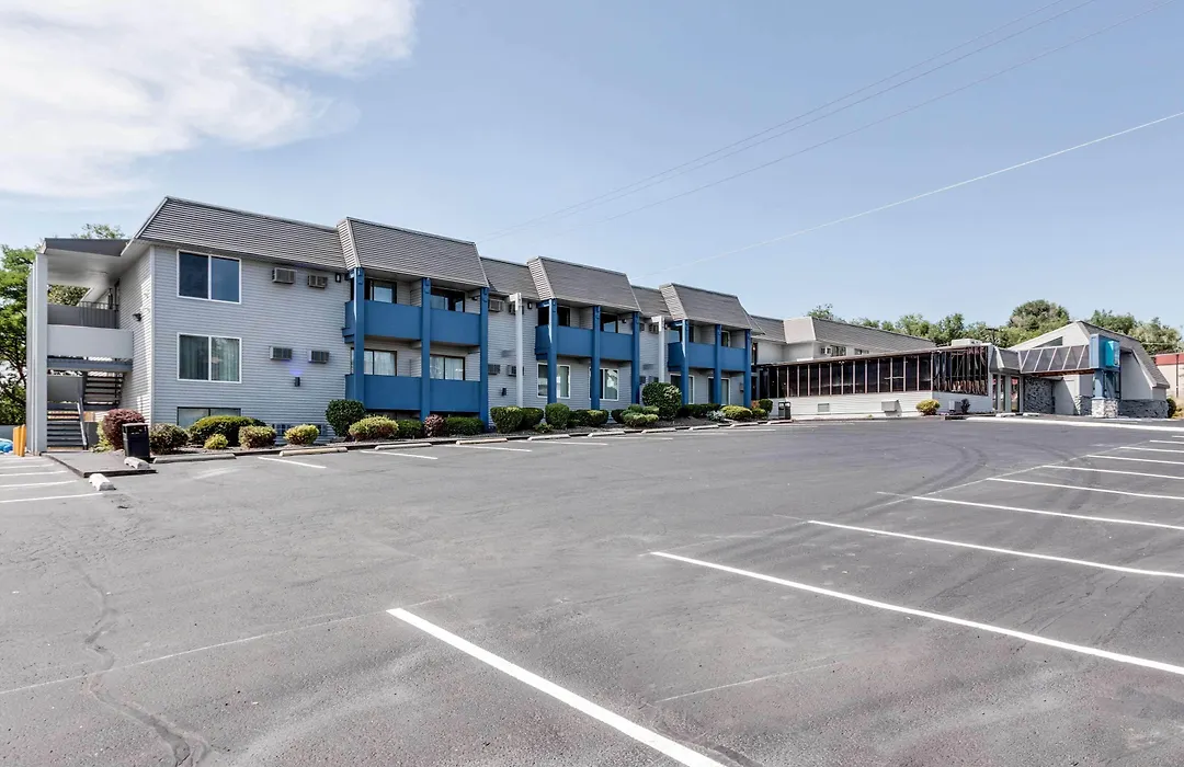 Days Inn & Suites By Wyndham Spokane-1