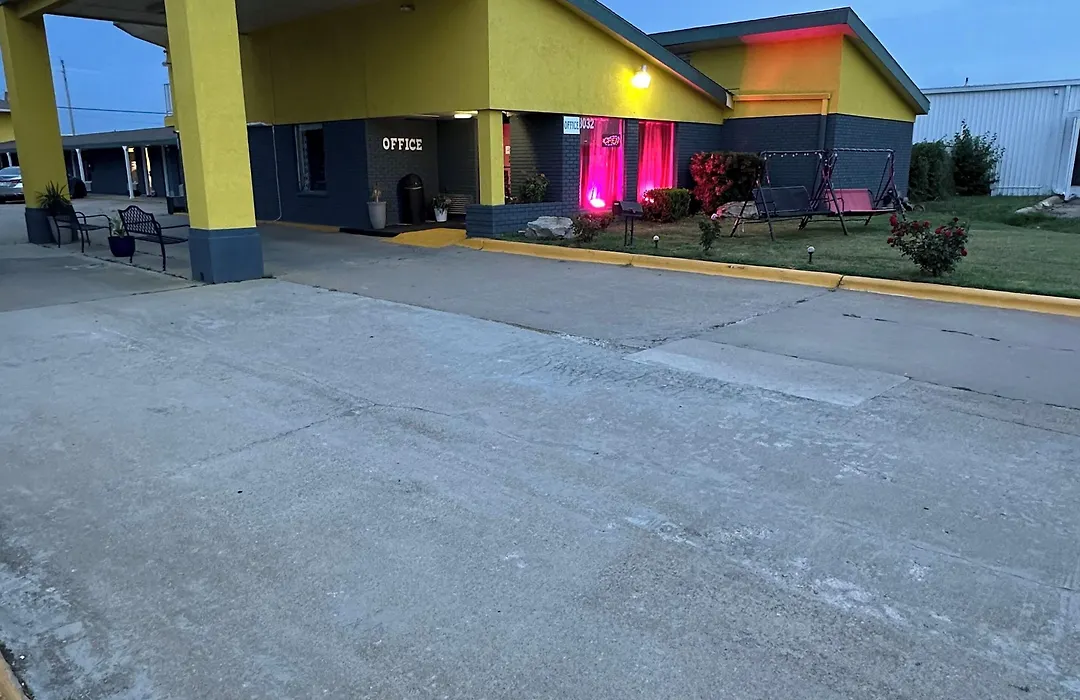 Travel Inn & Suites-1