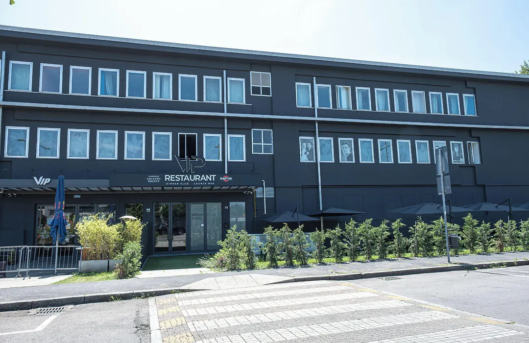 Queen Hotel-1