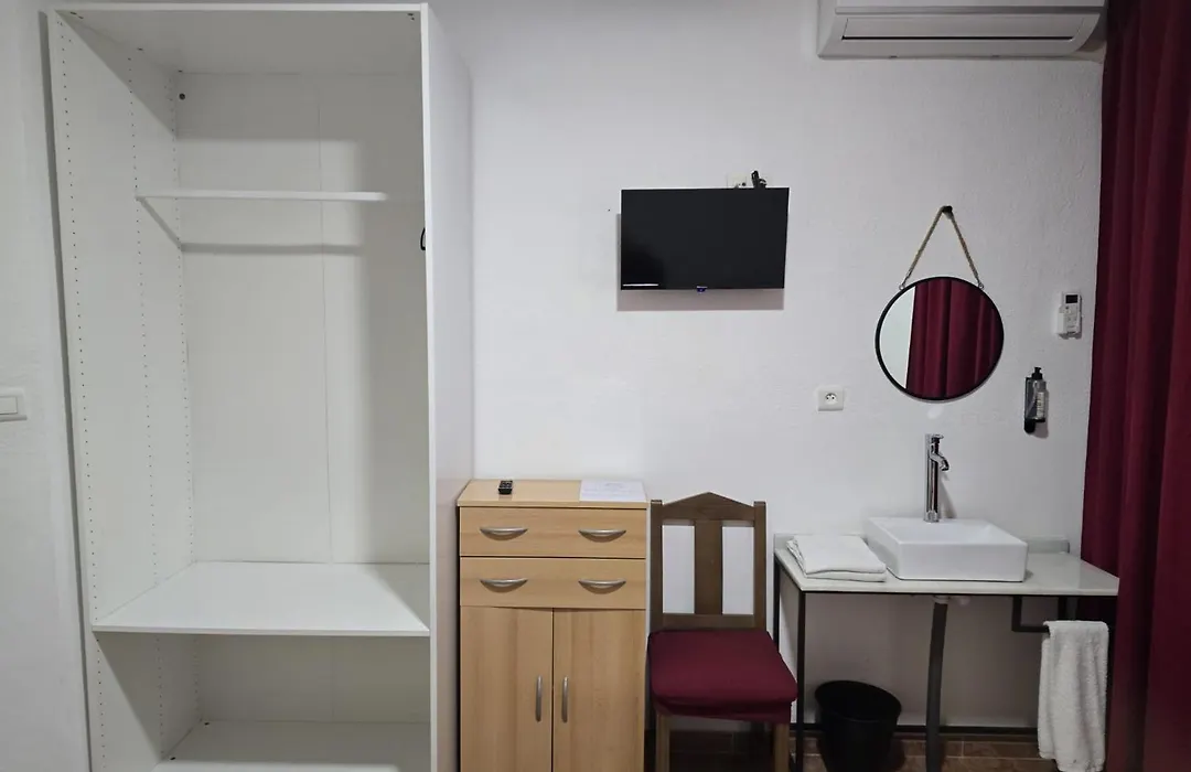 ROOMS Los MONTES-1