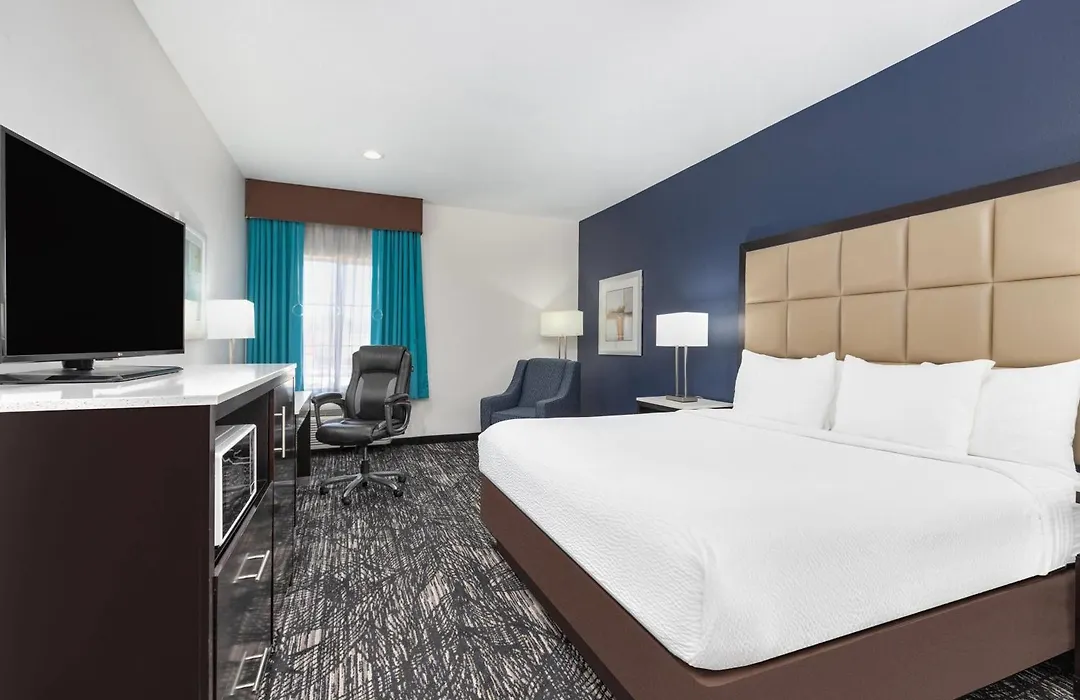 La Quinta Inn And Suites By Wyndham Paris-1