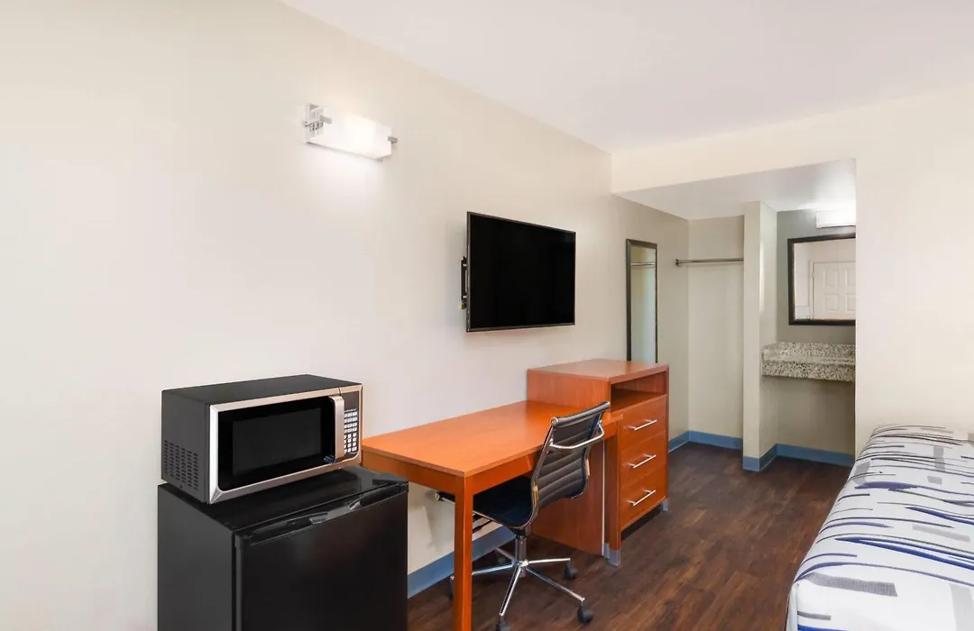 Travelodge By Wyndham Albuquerque West-1
