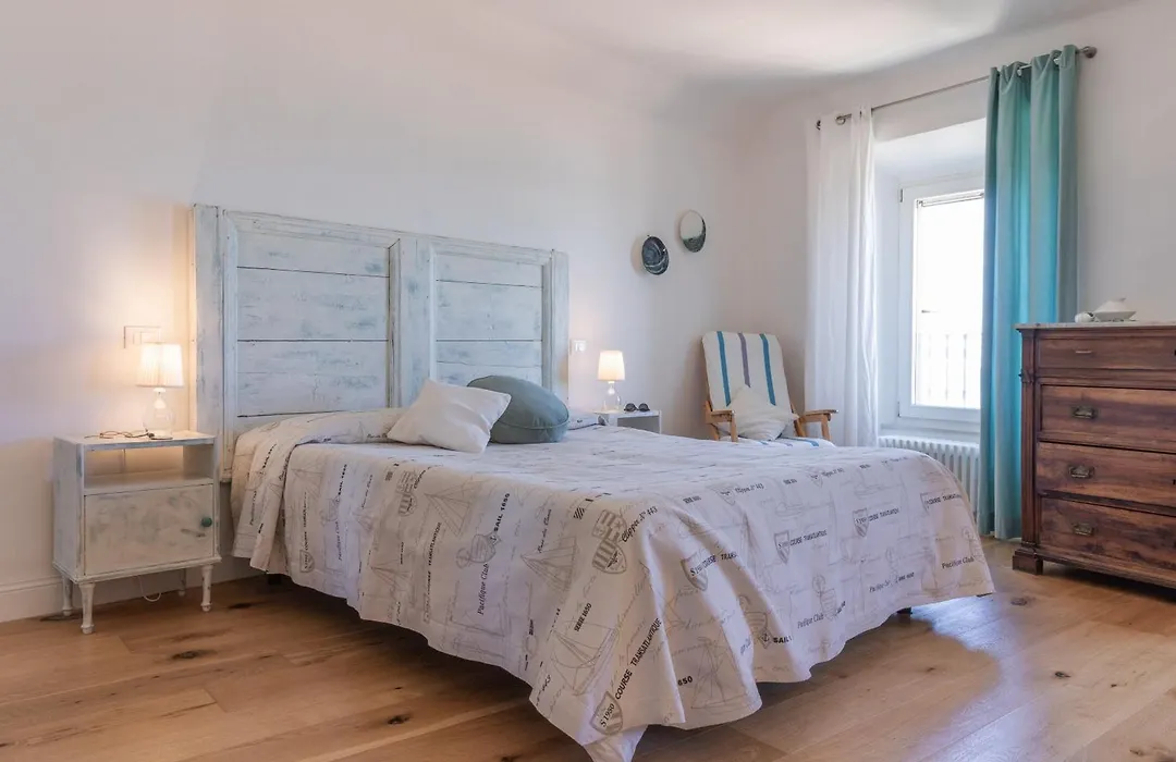 B&B Tre Finestre sul Mare-1