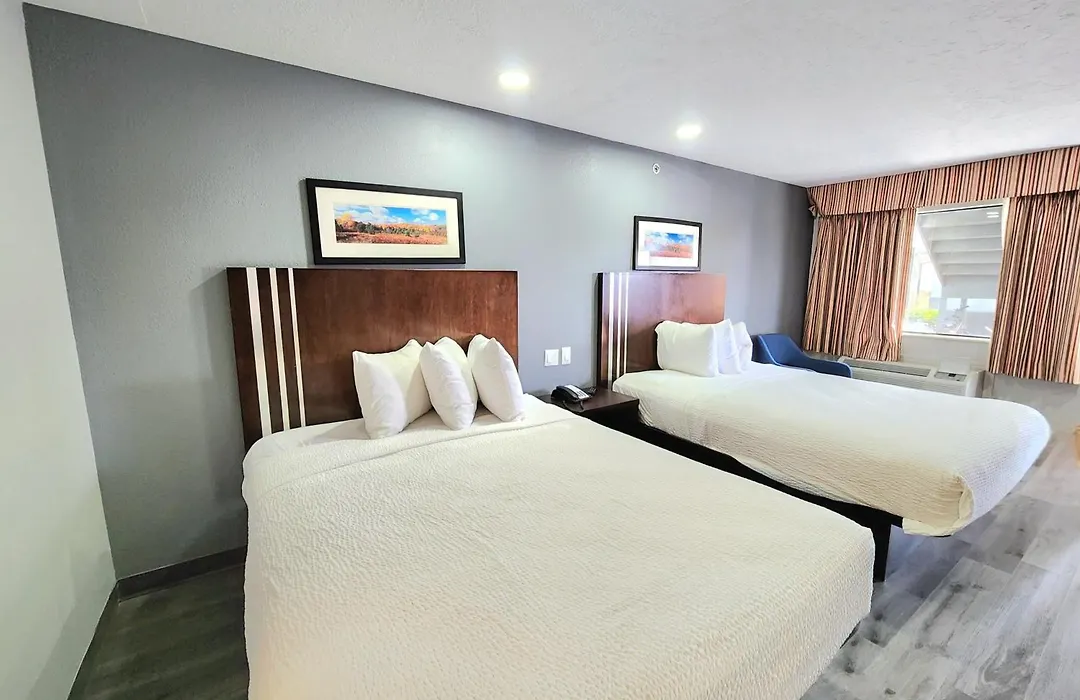 Days Inn & Suites By Wyndham Winnie-1