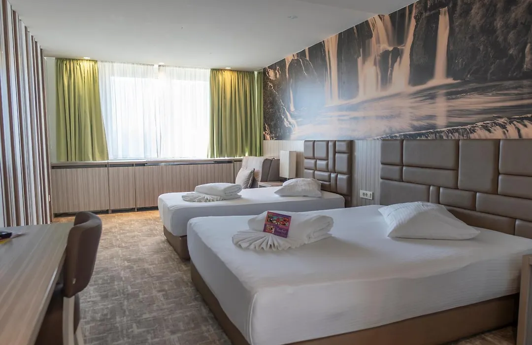 Hollywood Hotel-1
