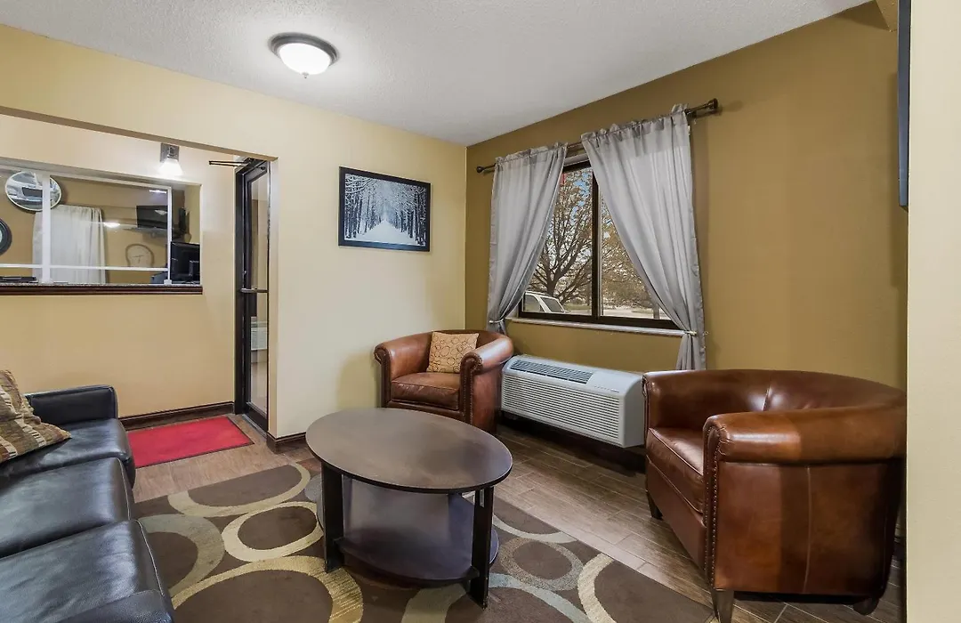 Econo Lodge Inn & Suites Yankton-1