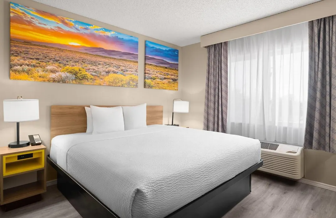 Days Inn & Suites By Wyndham Airport Albuquerque-1