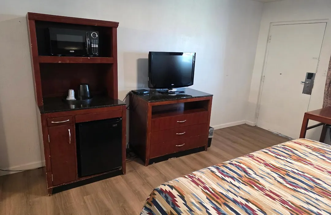 Economy Inn-1
