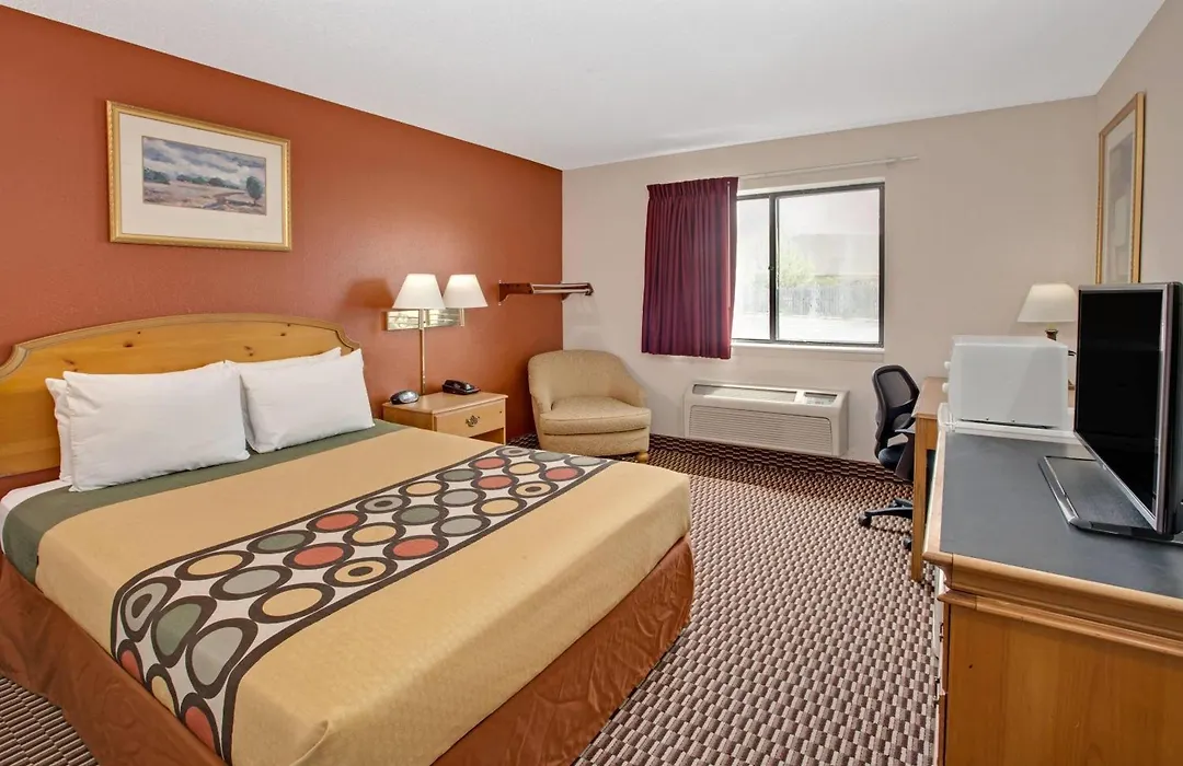 Super 8 By Wyndham Crystal Lake-1