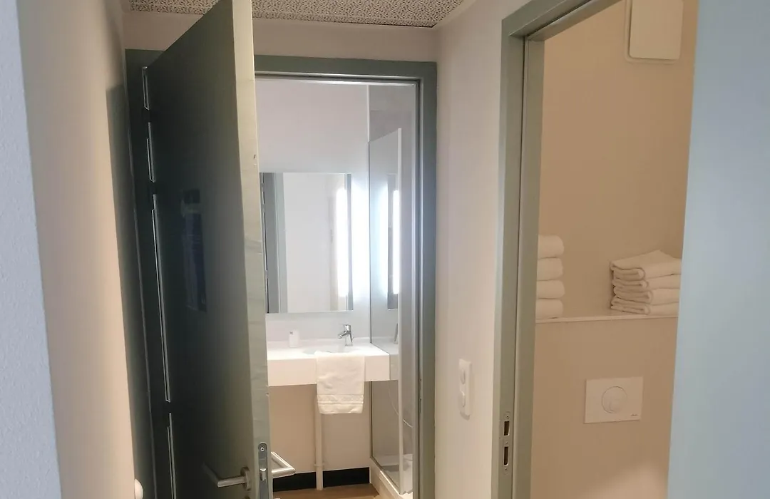 B&B HOTEL Troyes Magasins d'usine-1