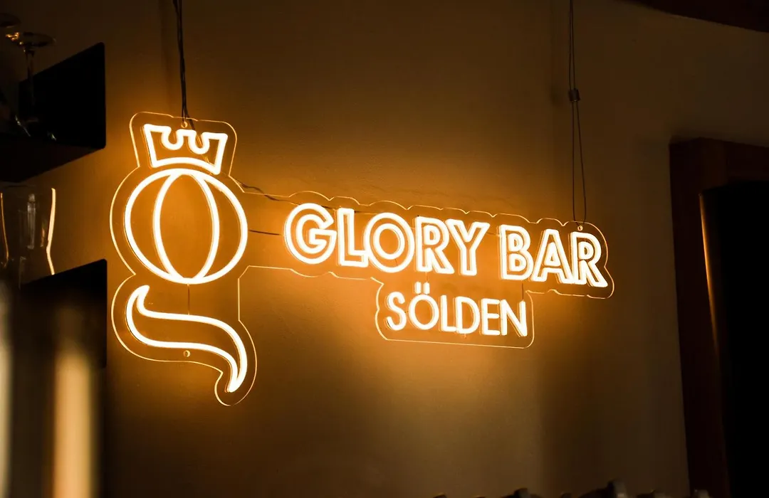 Glanz & Glory Hotel-1