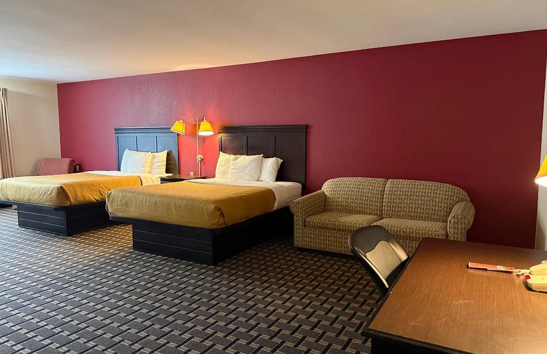 Econo Lodge Inn & Suites Wisconsin Dells-1