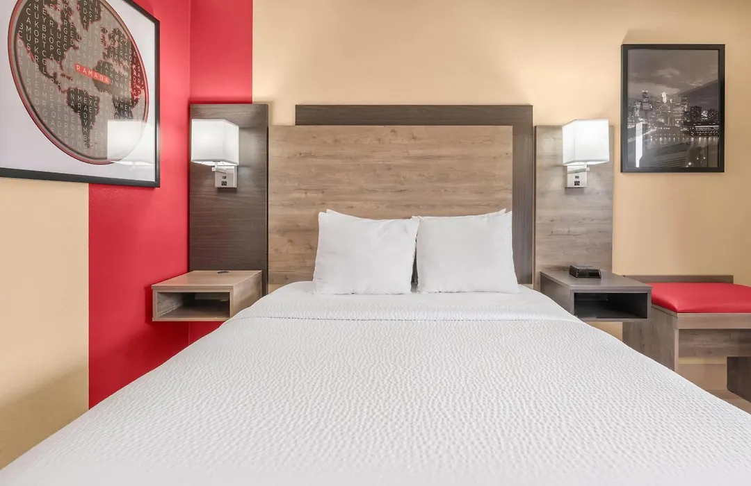 Ramada By Wyndham Minneapolis Golden Valley-1