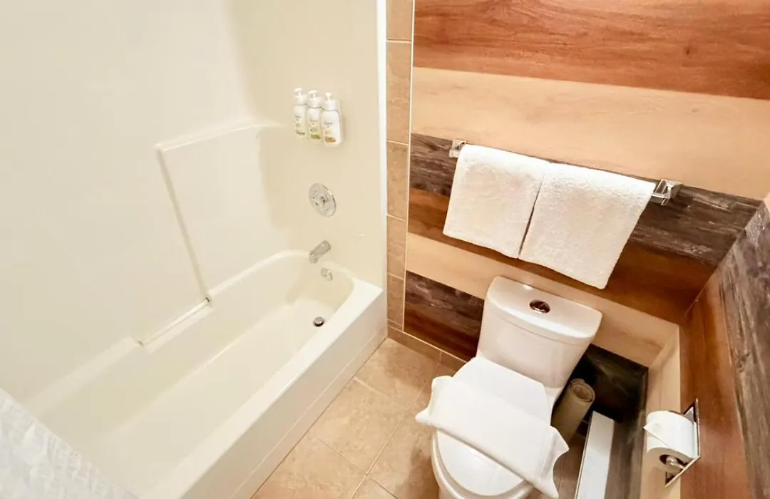 Travelodge By Wyndham Golden Sportsman Lodge-1