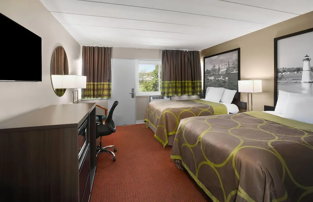 Super 8 By Wyndham Gananoque - Country Squire Resort-1