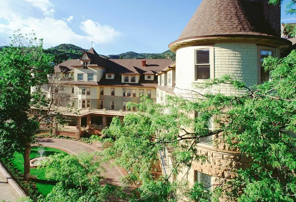 Cliff House At Pikes Peak-1